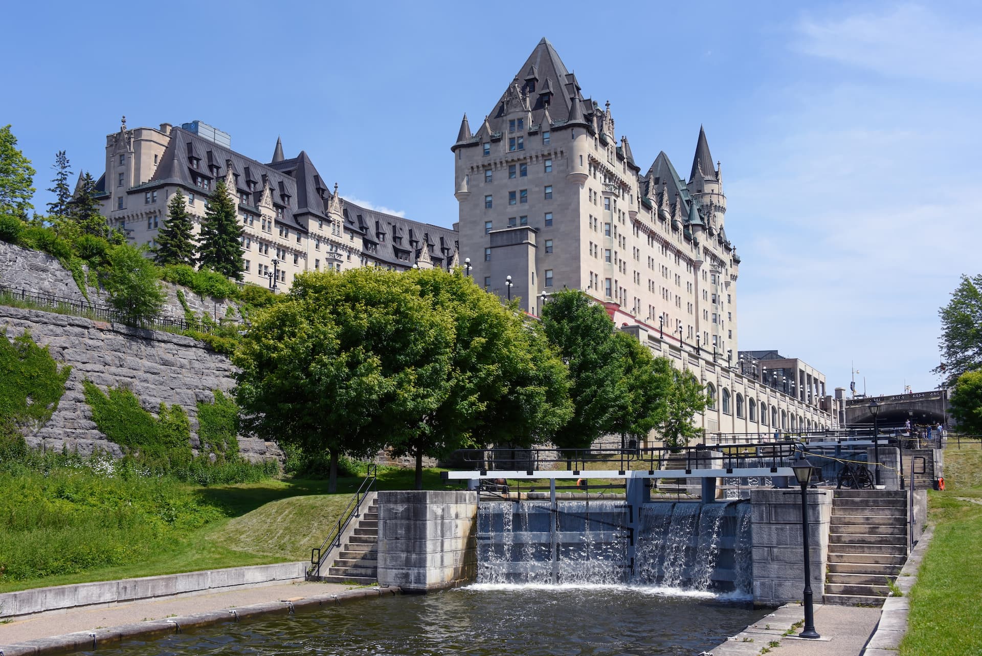 L'hôtel Fairmont Château Laurier à Ottawa, photographié depuis le bas, le long des écluses du canal Rideau.