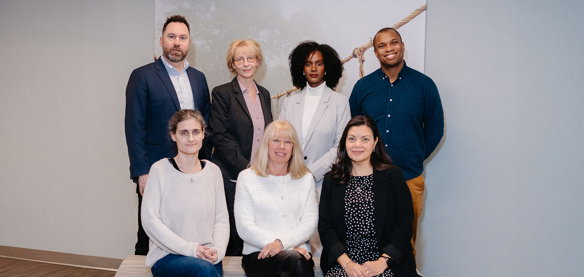 Photo de groupe du personnel de l'IPIC : Au fond, de gauche à droite : Adam Kingsley, Anne-Josée Delcorde, Asha Labrecque. Au premier rang, de gauche à droite : Jacilyn Stettner, Kim Arial, Loreto Lamb.