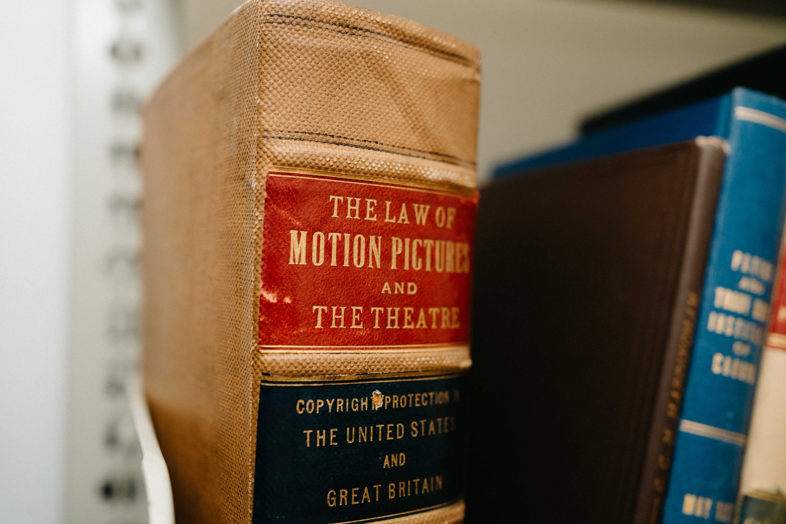 Gros plan sur le dos du livre « The Law of Motion Pictures and Theatre » (La loi sur le cinéma et le théâtre)