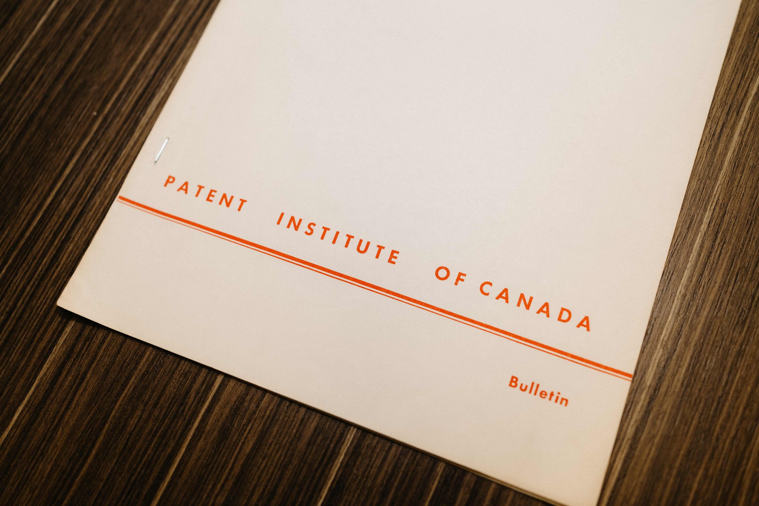 Un document intitulé « Bulletin de l'Institut des brevets du Canada » posé sur une table en bois.