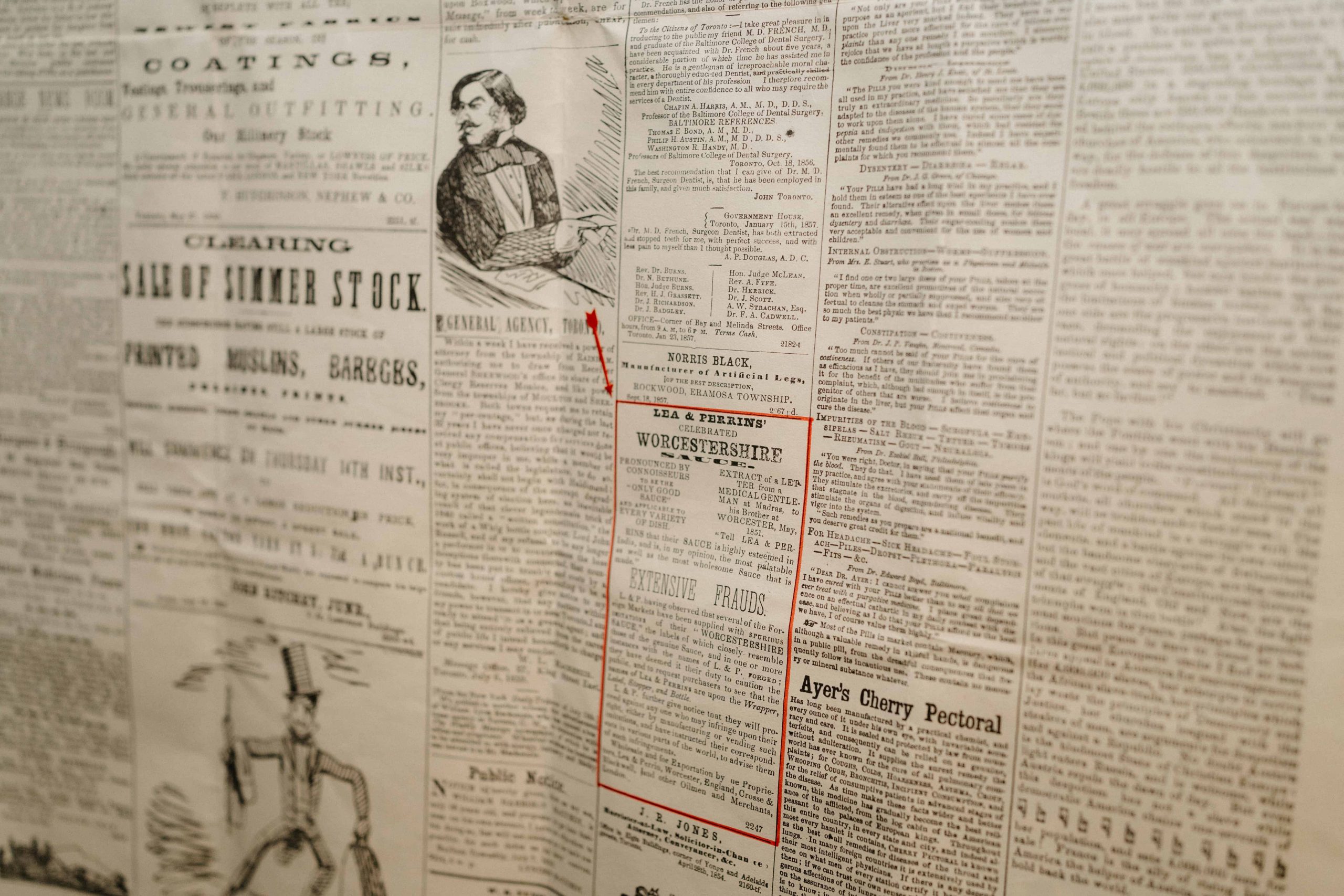 Un vieux journal, avec un article intitulé « Le célèbre Worcestershire de Lea Perrins » mis en avant.